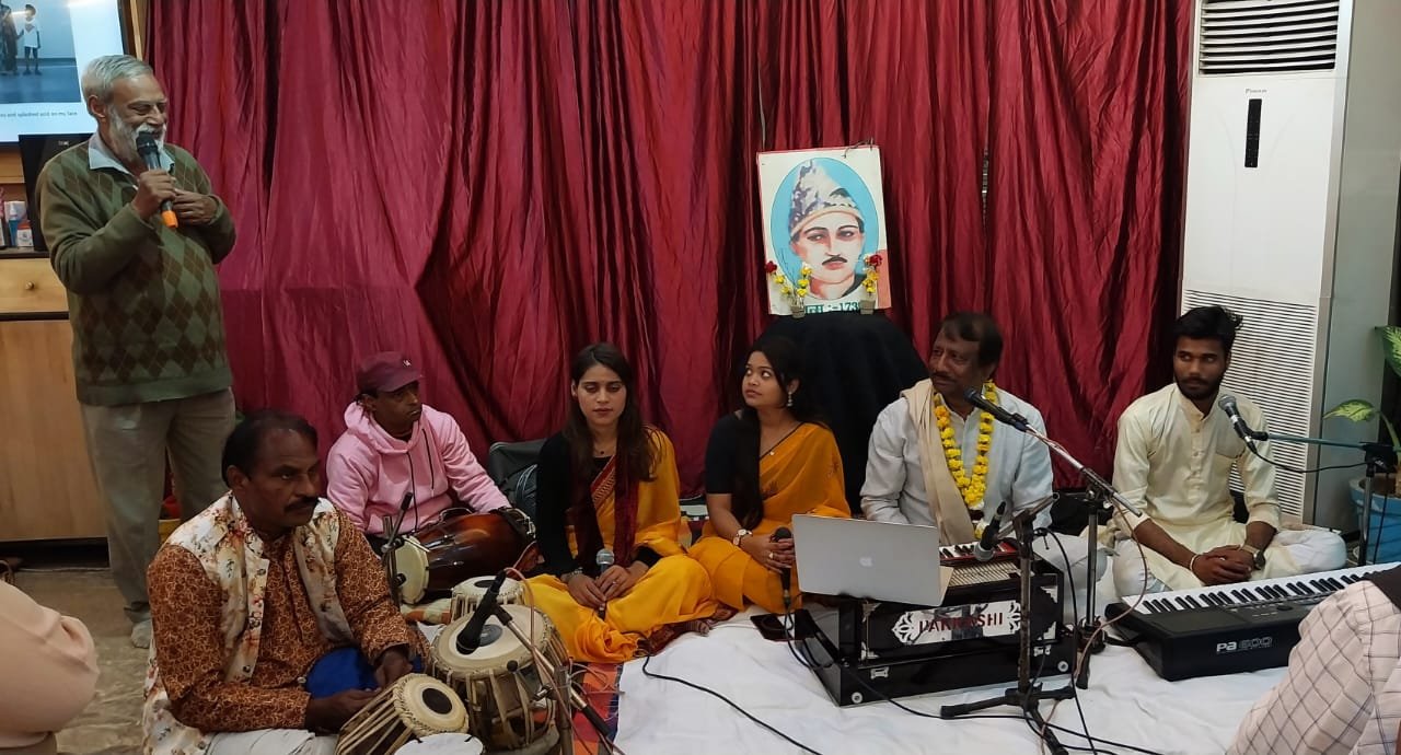 Agra Update: सुधीर नारायन की प्रस्तुतियों ने बांधा समां, भाईचारे का संदेश