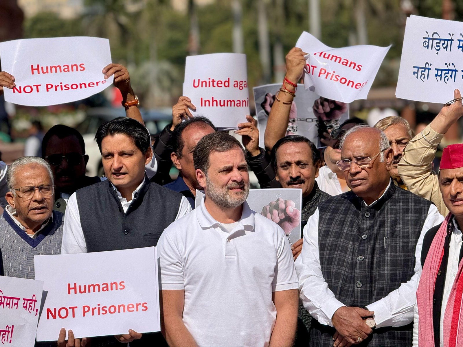 Congress party protest outside parliament: ‘मानवता, न कि हथकड़ियां’—अमेरिका से भारतीयों की अमानवीय निर्वासन नीति के खिलाफ संसद में प्रदर्शन