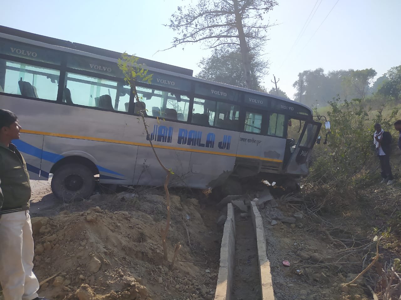 Amauli Road Accident: तेज रफ्तार कार ने बारातियों की बस को मारी टक्कर, बड़ा हादसा टला