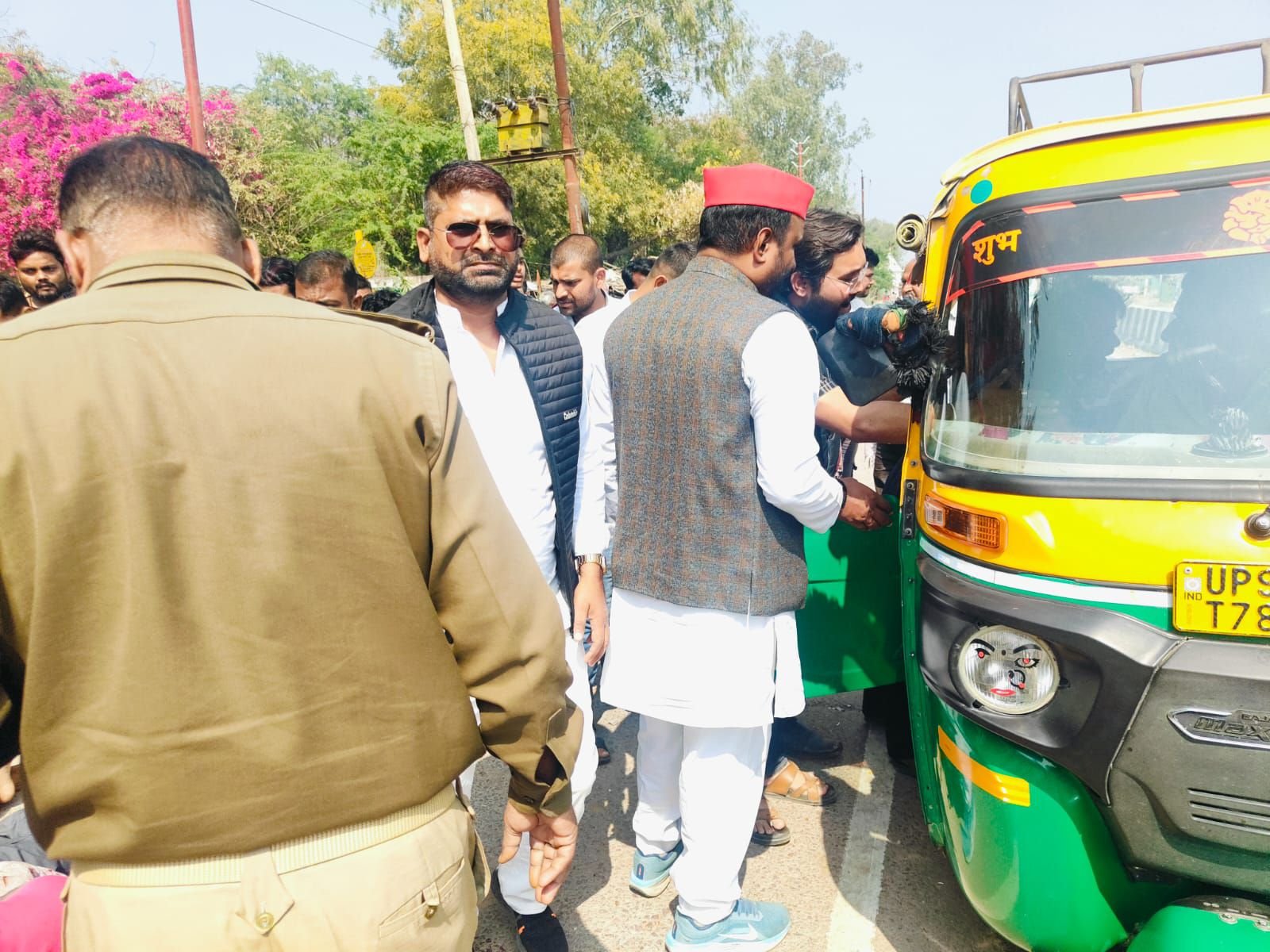 Banda Road Accident : ऑटो लोडर से भयंकर टक्कर, 5-6 लोग गंभीर रूप से घायल
